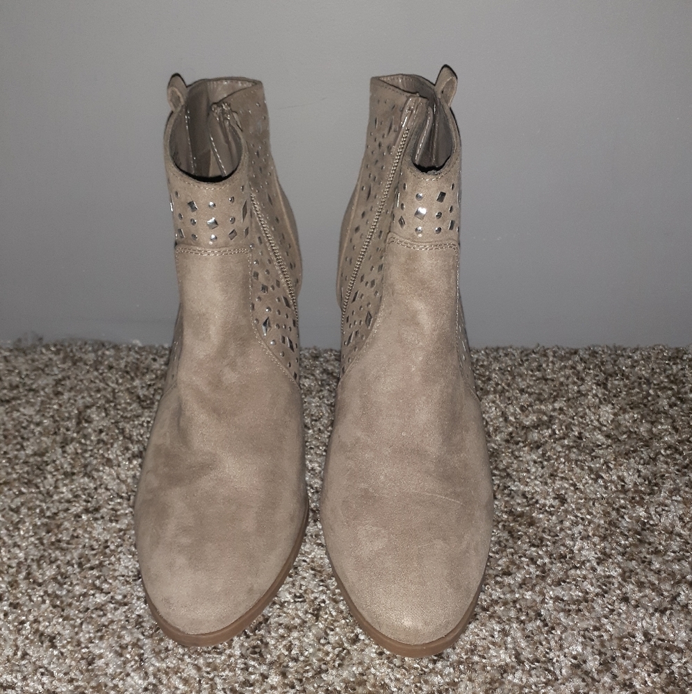 Boots - Picture 2 of 4